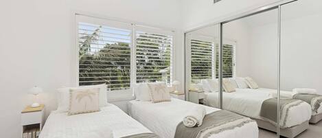 Tabla de planchar con plancha, wifi y ropa de cama