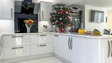 Oppvaskmaskin og høy barnestol