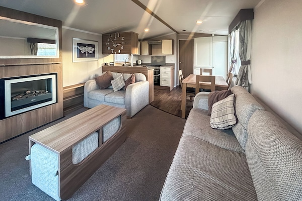 Open plan living space | Simon’s Coastal Holiday Home, Caister-On-Sea, near Great Yarmouth