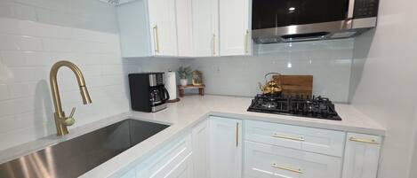 Kjøleskap, mikrobølgeovn, kokeplater og kaffetrakter/tekoker