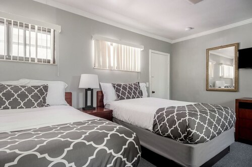 Cozy Browntown Room for 4: Wi-fi & Free Parking