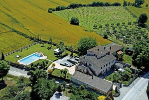 Exterior - Villa Lamina Piccola: A characteristic and welcoming three-story apartment that is part of an ancient country house in the characteristic style of the Tuscan countryside, with Free WI-FI. (Cortona)