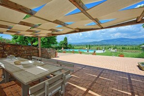 Outdoor dining - Villa Lamina Piccola: A characteristic and welcoming three-story apartment that is part of an ancient country house in the characteristic style of the Tuscan countryside, with Free WI-FI. (Cortona)