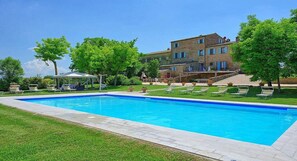 Pool - Villa Lamina Piccola: A characteristic and welcoming three-story apartment that is part of an ancient country house in the characteristic style of the Tuscan countryside, with Free WI-FI. (Cortona)