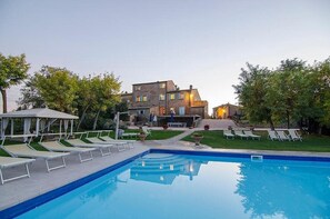 Pool - Villa Lamina Piccola: A characteristic and welcoming three-story apartment that is part of an ancient country house in the characteristic style of the Tuscan countryside, with Free WI-FI. (Cortona)