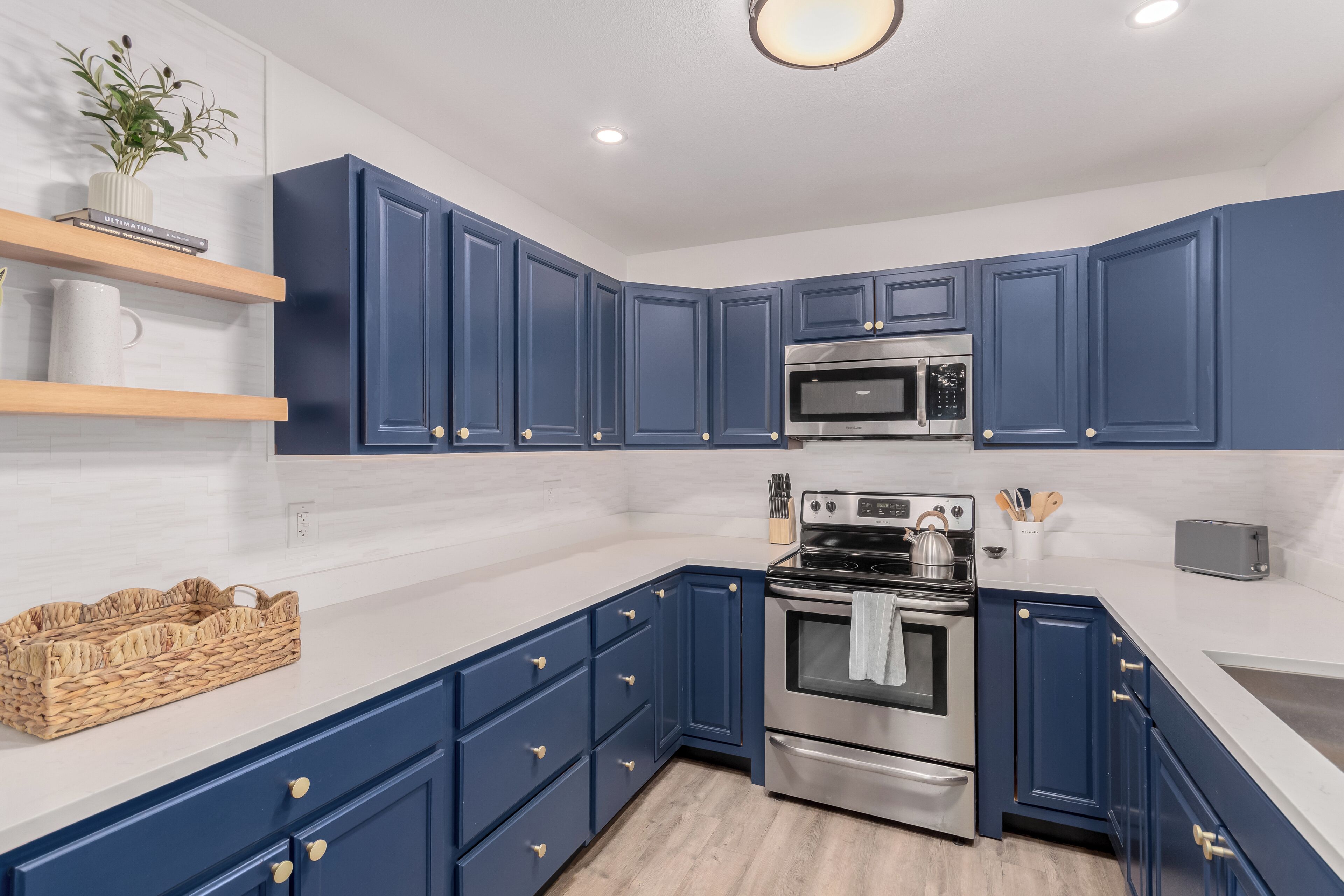 Réfrigérateur, four à micro-ondes, un four, surface de cuisson