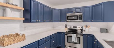 Réfrigérateur, four à micro-ondes, un four, surface de cuisson