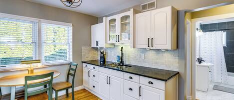 Kjøleskap, mikrobølgeovn, kokeplater og kaffetrakter/tekoker