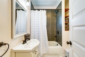 Towels - Clawson Home w/ Garage: Walk to Stores & Dining (Clawson)