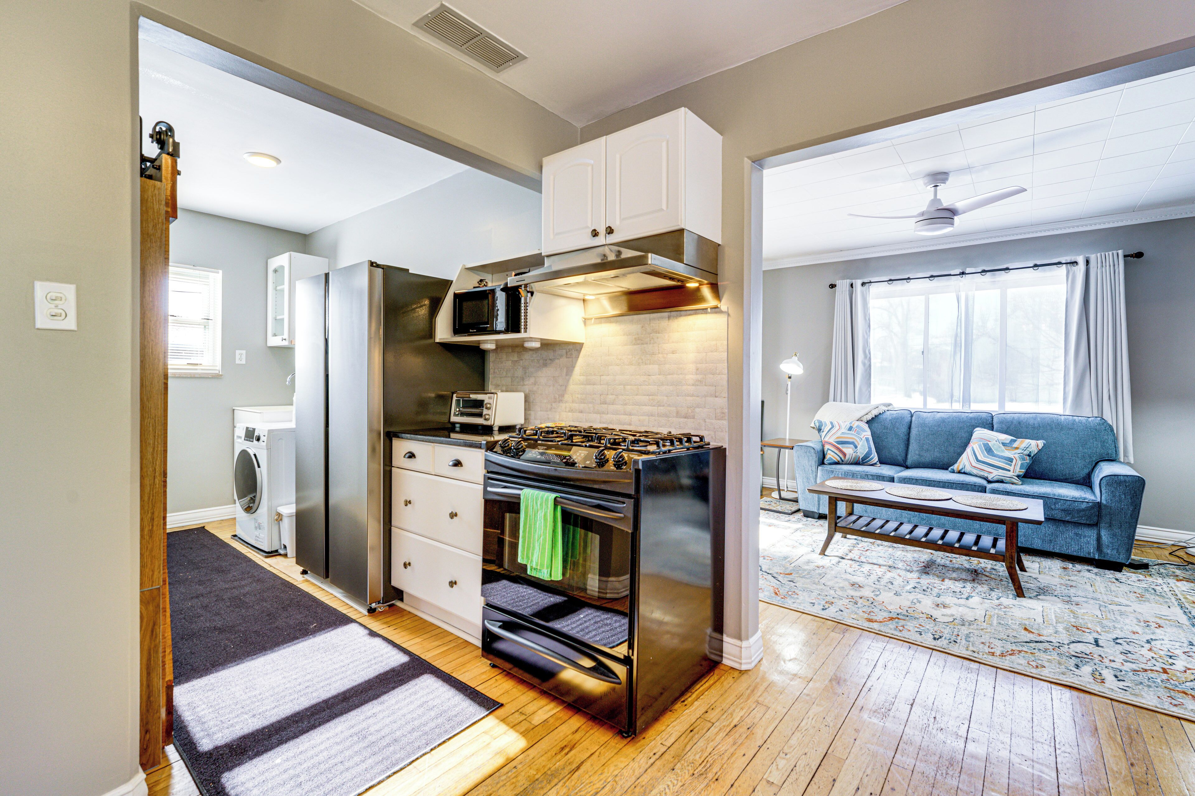 Refrigerador, microondas, parrilla de estufa y cafetera y tetera 