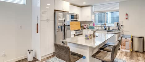 Fridge, microwave, stovetop, dishwasher