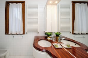 Luxury Duplex, Mountain View | Bathroom | Shower, hair dryer, towels, soap - Rifugio Genzianella (Varzo)