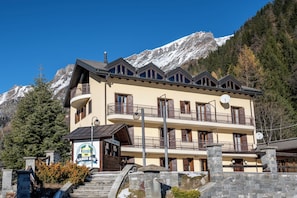 Vista frontal de la propiedad