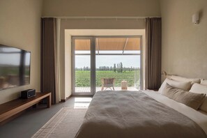 Habitación doble Prestigio, vista a la colina | Área de sala de estar | Televisión LCD de 70 pulgadas con canales por cable