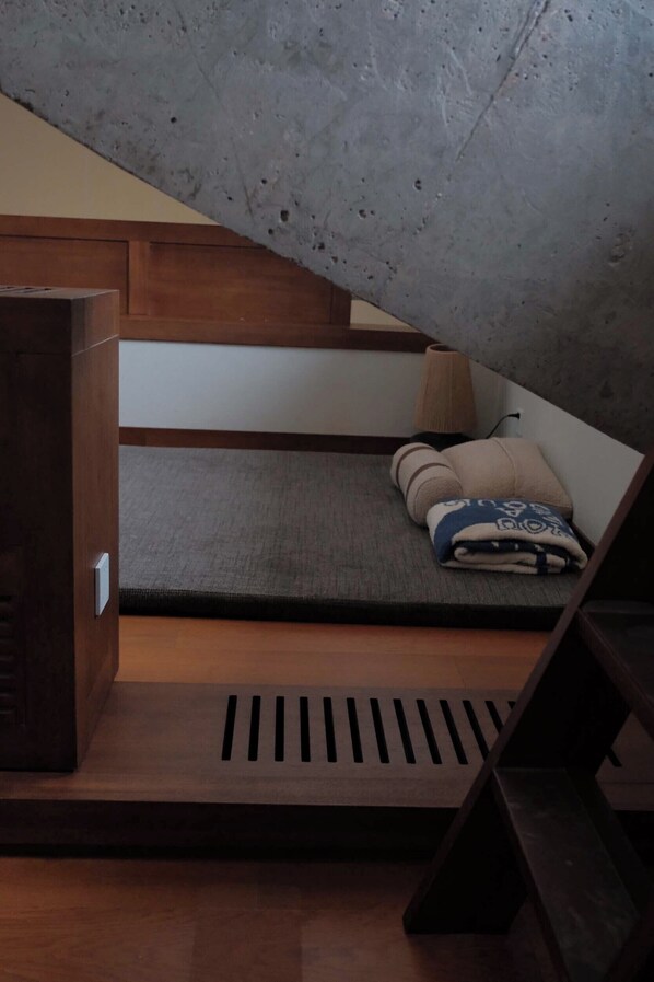 Habitación doble superior, vistas a la colina | Espacio para trabajar con un portátil y cortinas opacas