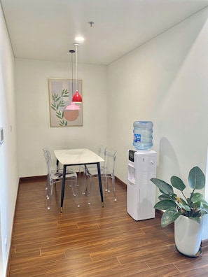 Apartament, balcó, vistes a la ciutat | Sala d'estar