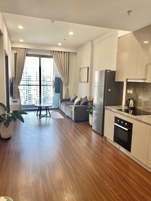 Departamento, balcón, vista a la ciudad | Área de sala de estar