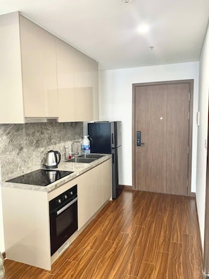 Estudi, balcó, vistes a la ciutat | Cuina privada