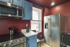 Jääkaappi, mikroaaltouuni, liesi, kahvin-/teenkeitin