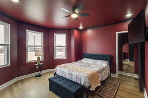 2 makuuhuonetta, työpöytä, silitysrauta/-lauta, internet