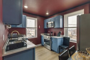 Jääkaappi, mikroaaltouuni, liesi, kahvin-/teenkeitin