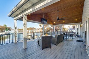 Outdoor dining - Waterfront Family Getaway in Lake Ozark w/ Dock (Lake Ozark)