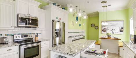 Réfrigérateur, micro-ondes, plaque de cuisson, lave-vaisselle