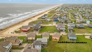 Ein Küstenwohngebiet mit Häusern, einem Strand und Blick auf den Ozean.