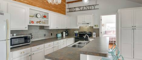 Fridge, microwave, stovetop, dishwasher