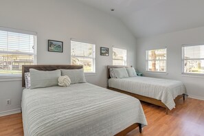 2 habitaciones, escritorio y ropa de cama