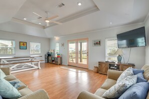 TV, books - Steps to Sea! Crystal Beach Home w/ Furnished Deck (Crystal Beach)