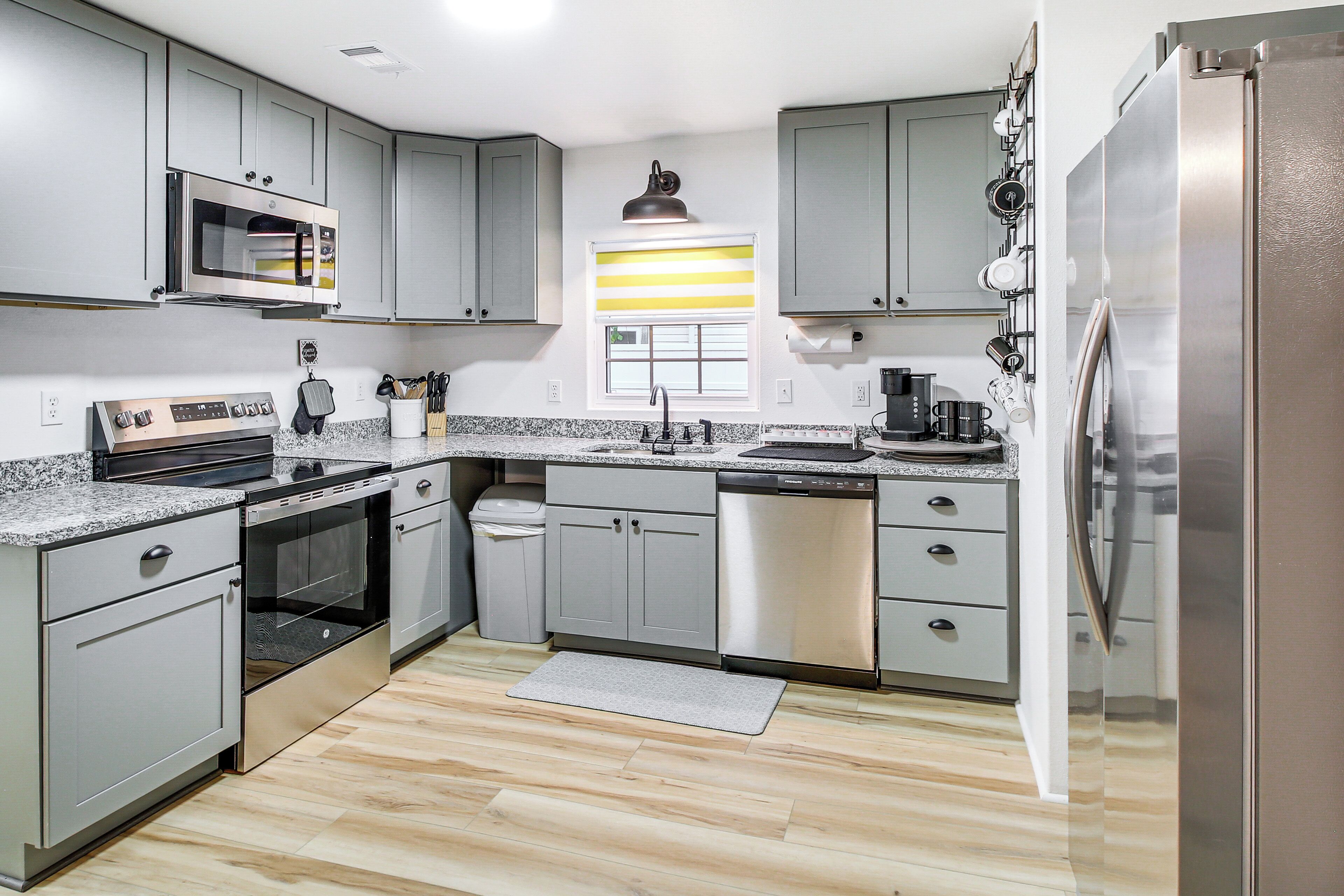 Refrigerador, microondas, parrilla de estufa y lavavajillas 