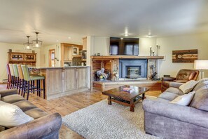 TV, fireplace, stereo - 2 Mtn-View Decks! East Vail Unit By Trails & Bus (Vail)