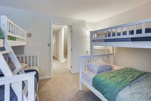 3 habitaciones, escritorio, tabla de planchar con plancha y internet