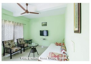 Habitación básica, vista al jardín | Área de sala de estar