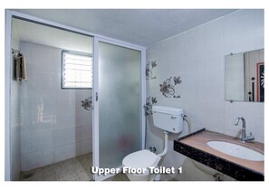 Habitación básica, vista al jardín | Baño | Toallas, jabón, shampoo, papel de baño 
