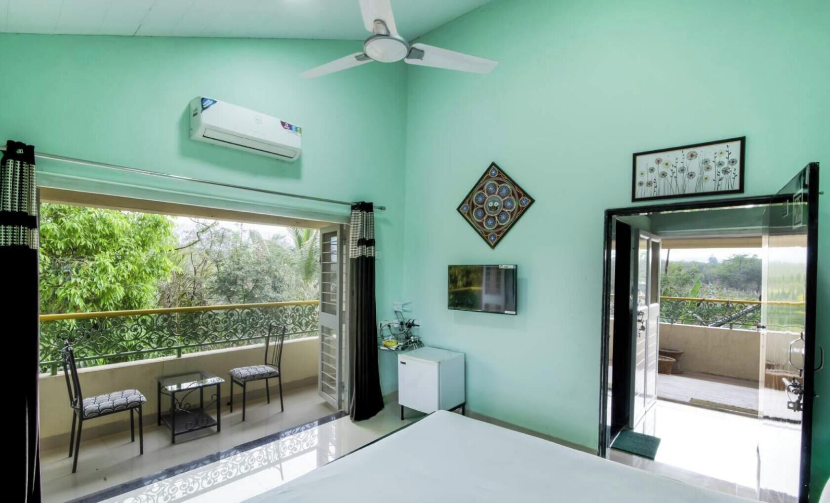 Green Living Villa Upper Floor | Blackout curtains, soundproofing, iron/ironing board, free WiFi
