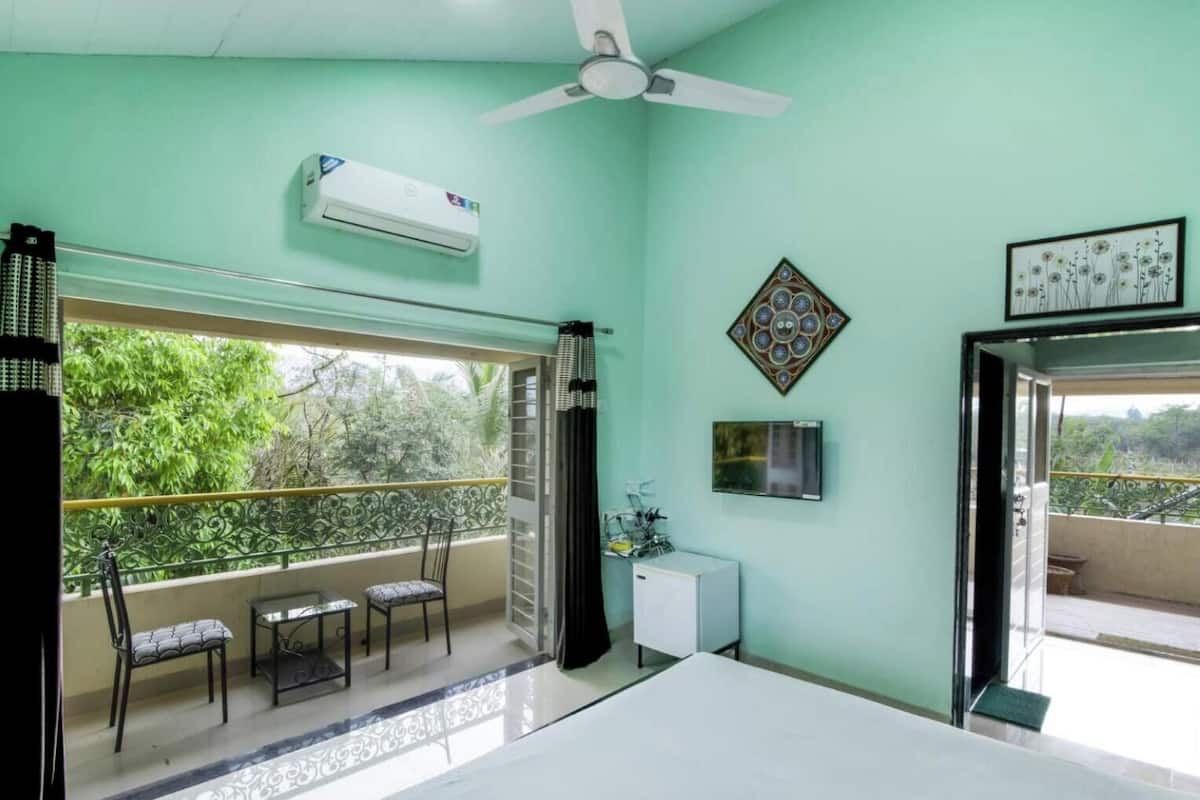 Green Living Villa Upper Floor | Blackout curtains, soundproofing, iron/ironing board, free WiFi