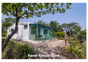 Vista frontal de la propiedad