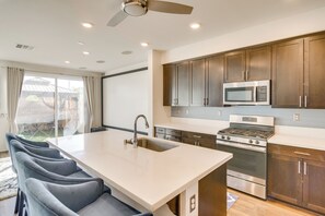 Fridge, oven, stovetop, dishwasher - Home Theater System & Gazebo: Los Angeles Getaway! (San Fernando)