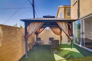 Outdoor dining - Home Theater System & Gazebo: Los Angeles Getaway! (San Fernando)