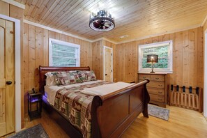 2 bedrooms, desk, internet, bed sheets - Quiet Family Cabin in Balsam: Hike, Ski, Explore (Balsam)