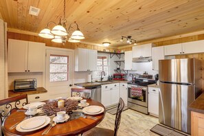 ثلاجة، ميكروويف، موقد طهي مسطح، غسالة أطباق