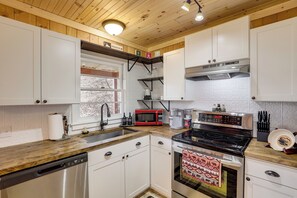 ثلاجة، ميكروويف، موقد طهي مسطح، غسالة أطباق