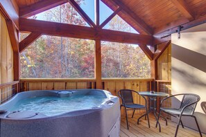 Outdoor spa tub - 'Feelin Feisty:' Blue Ridge Mtns Couple's Cabin (Union Mills)