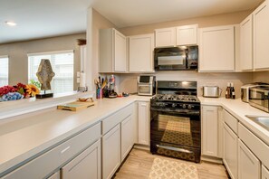 Jääkaappi, mikroaaltouuni, liesi, astianpesukone