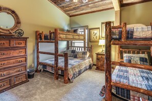 7 bedrooms, internet, bed sheets - 4,800-Sq-Ft Cabin w/ Creek Access in Caulfield (Caulfield)