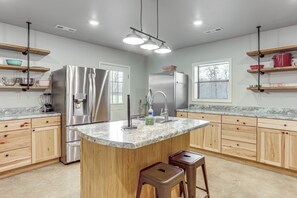 Fridge, microwave, stovetop, dishwasher