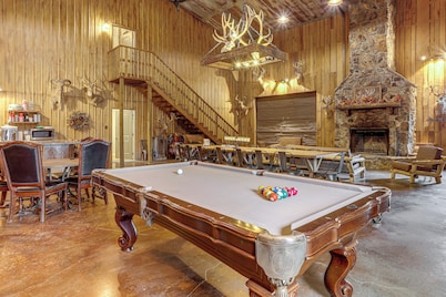 4,800-Sq-Ft Cabin w/ Creek Access in Caulfield