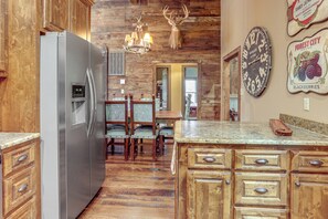 Interior - 4,800-Sq-Ft Cabin w/ Creek Access in Caulfield (Caulfield)